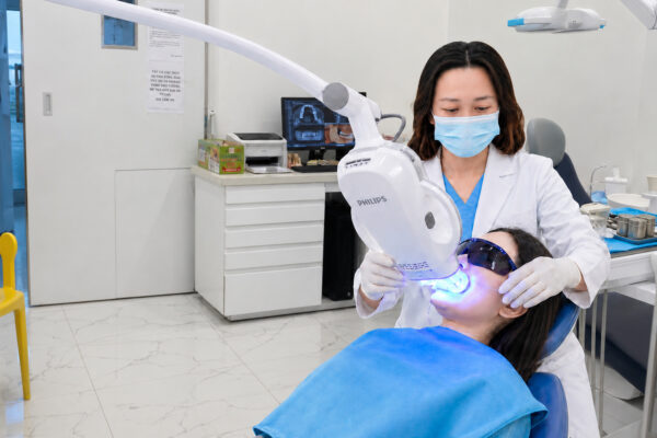 Tẩy trắng răng